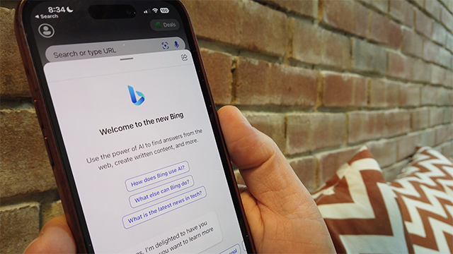 Barry Schwartz demoing Bing mobile chat voice search